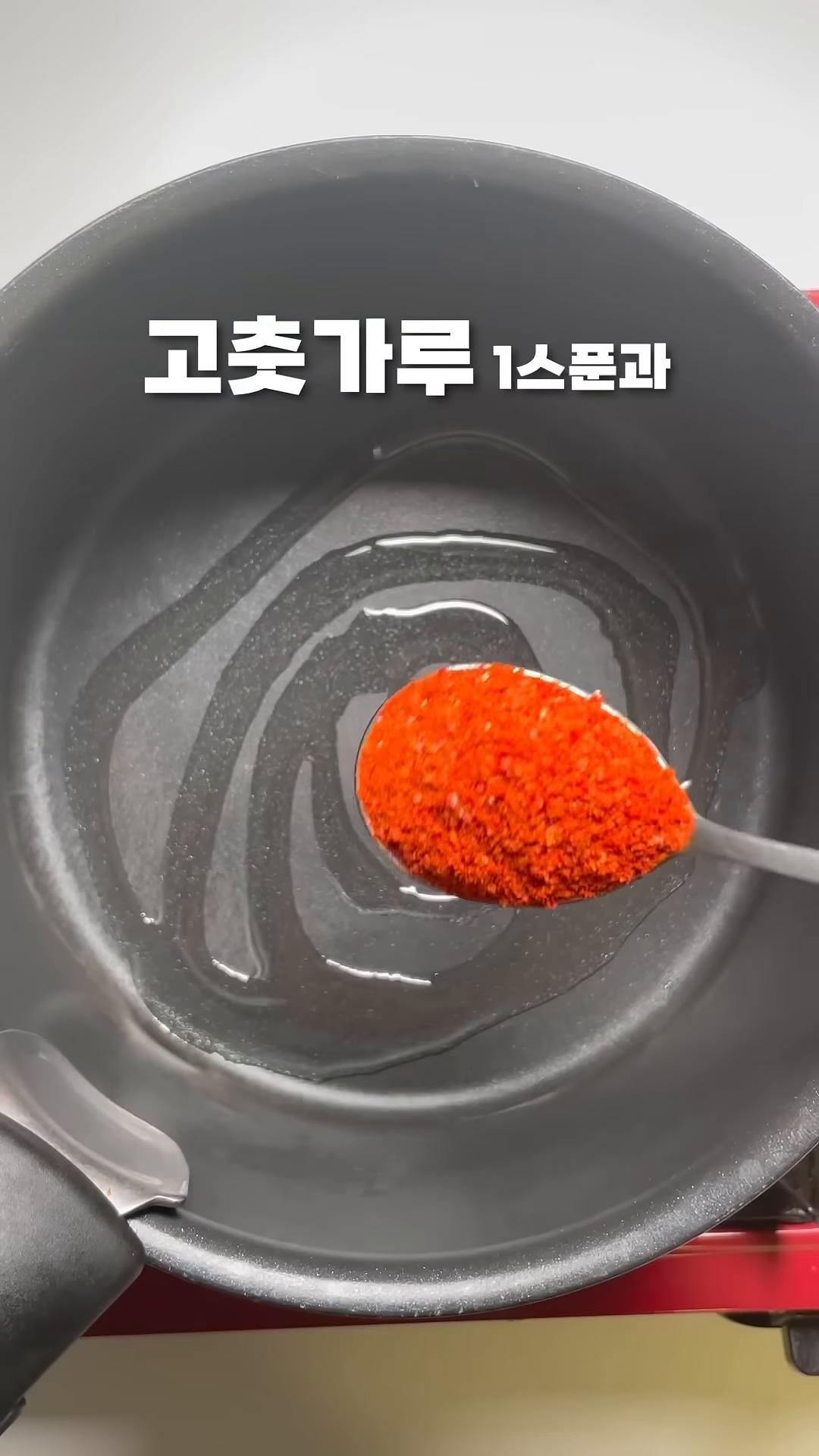 향이 올라오면 진간장 한 스푼을 넣고 볶아줍니다.