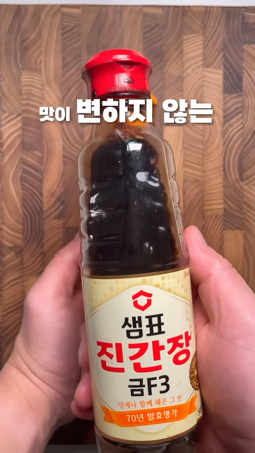 물 부어주고 물이 끓으면 면과 배추 두세 장을 넣고 끓여줍니다.