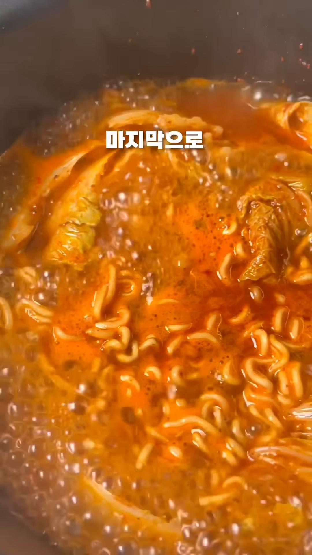 마지막으로 다진마늘 반 스푼을 넣고 마무리합니다.