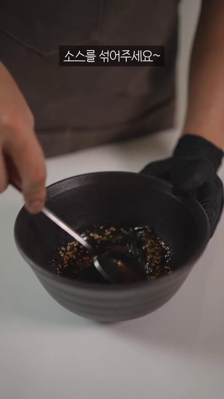 삶은 소면을 소스에 넣고 비벼주고 김자반과 달걀 노른자를 얹어준다.