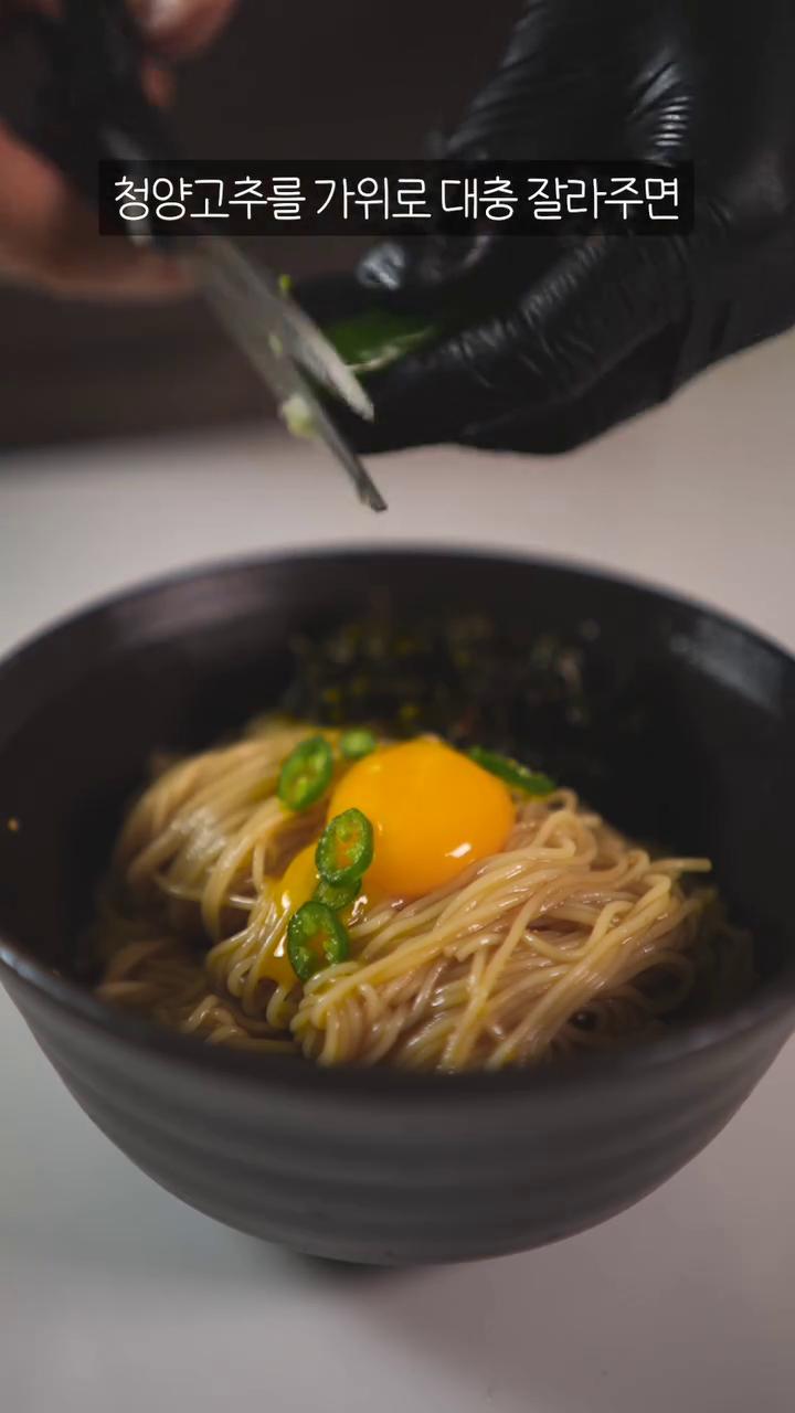 노른자를 터트려서 비비고 먹는다.