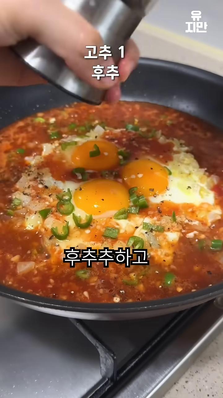 후추추하고 소스 끼얹으면서 노른자 취향껏 익혀주고 뜨끈한 밥 위에 올려먹은 완전 밥도둑이여