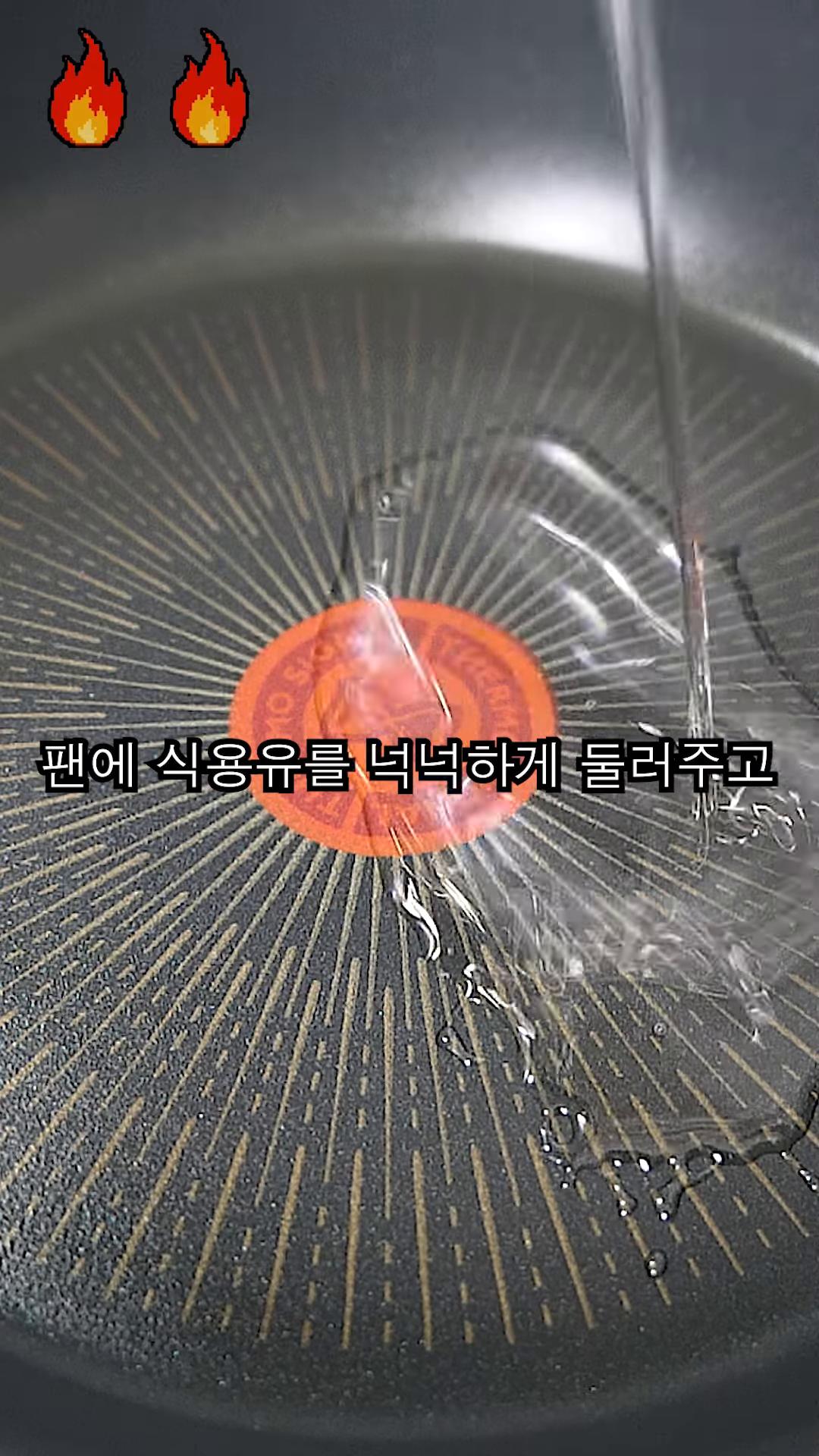 팬에 식용유를 넉넉하게 두르고 치킨너겟을 올려 바삭하게 튀기듯이 구워줍니다.