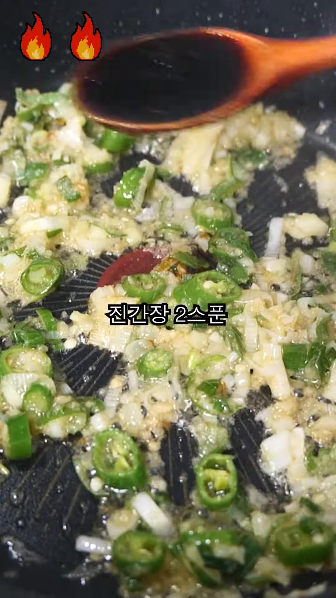진간장, 설탕, 식초를 넣고 양념을 골고루 섞어줍니다.