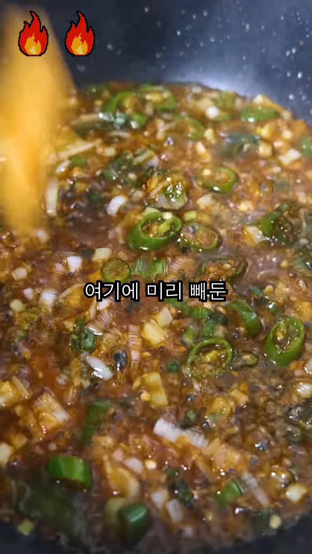 미리 튀겨둔 치킨너겟을 양념에 골고루 묻혀줍니다.