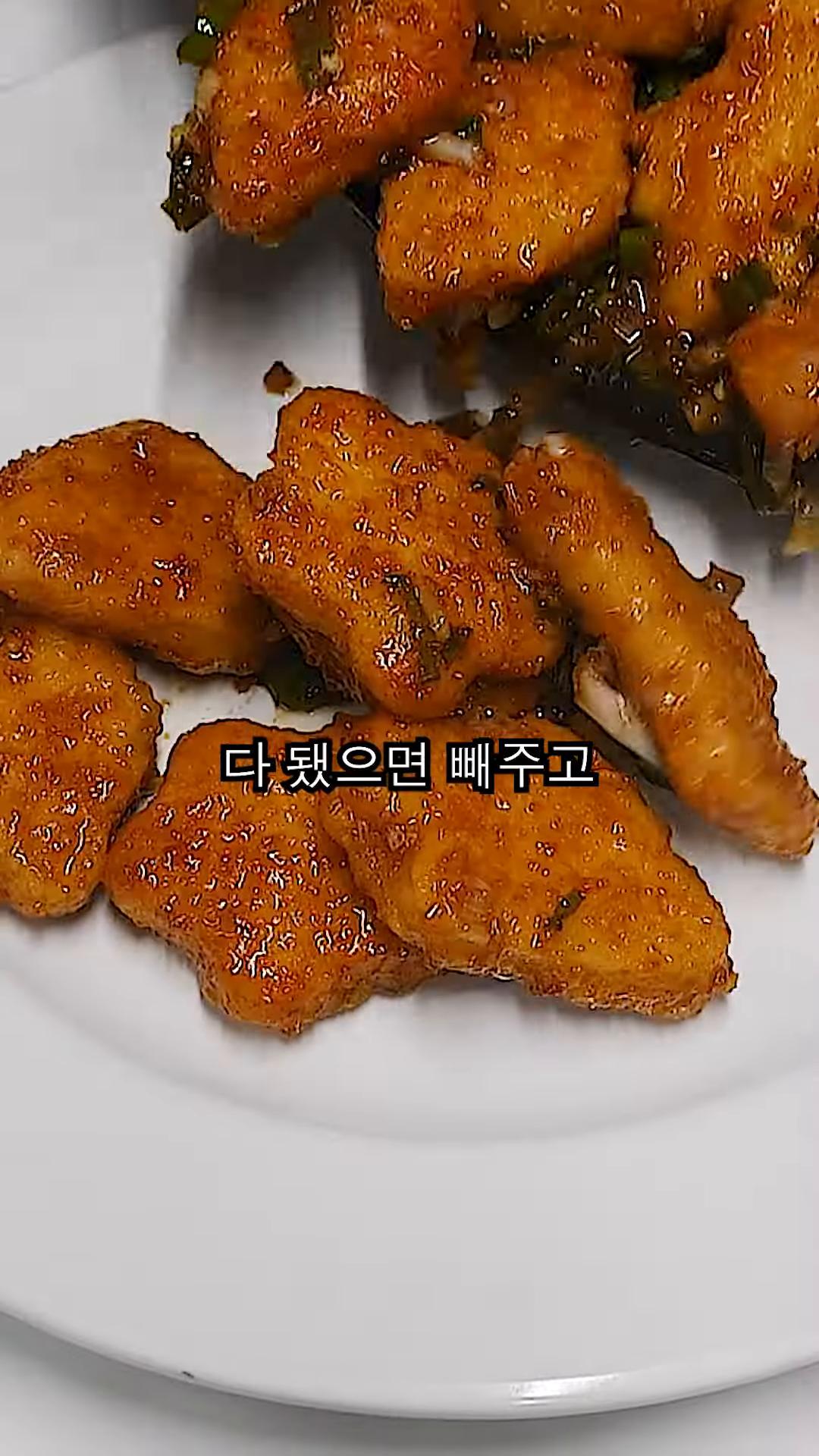 통깨를 뿌려 마무리합니다.