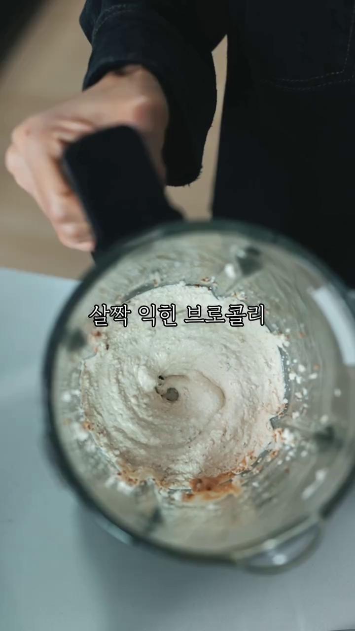 브로콜리를 끓는 물에 소금 조금 넣고 5분간 데친 후 건져주세요. 찬물에 헹구지 마세요.