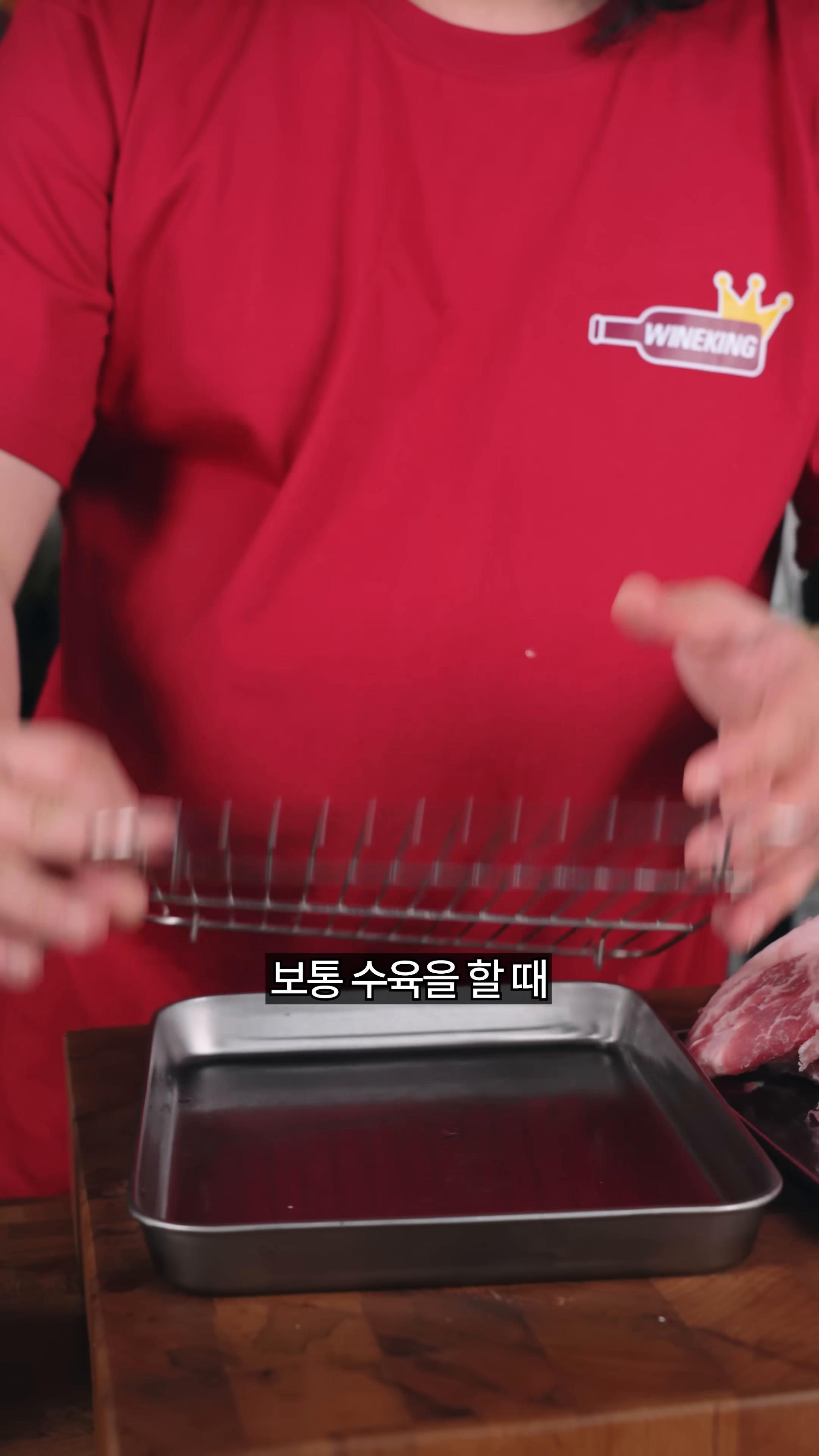 고기를 물에 데치지 않고 바로 끓는 물에 넣어 잡내를 제거합니다.