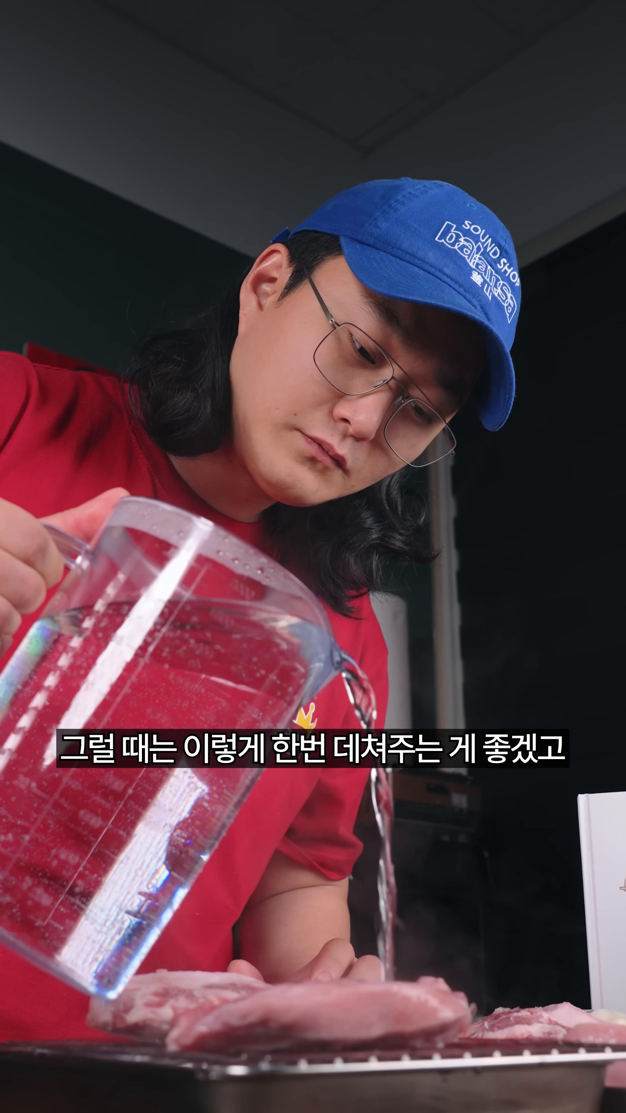 고기를 끓는 물에 넣고 약불에서 80도 정도로 유지하며 익힙니다.