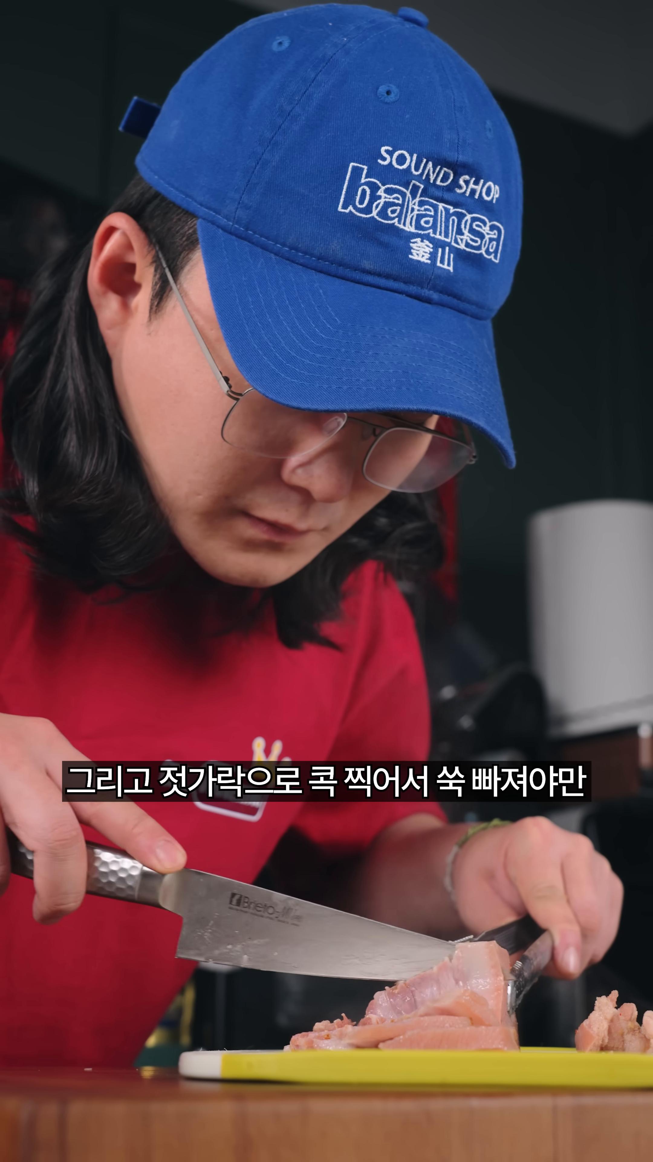 젓가락으로 고기를 찔러보고 잘 익었는지 확인합니다.