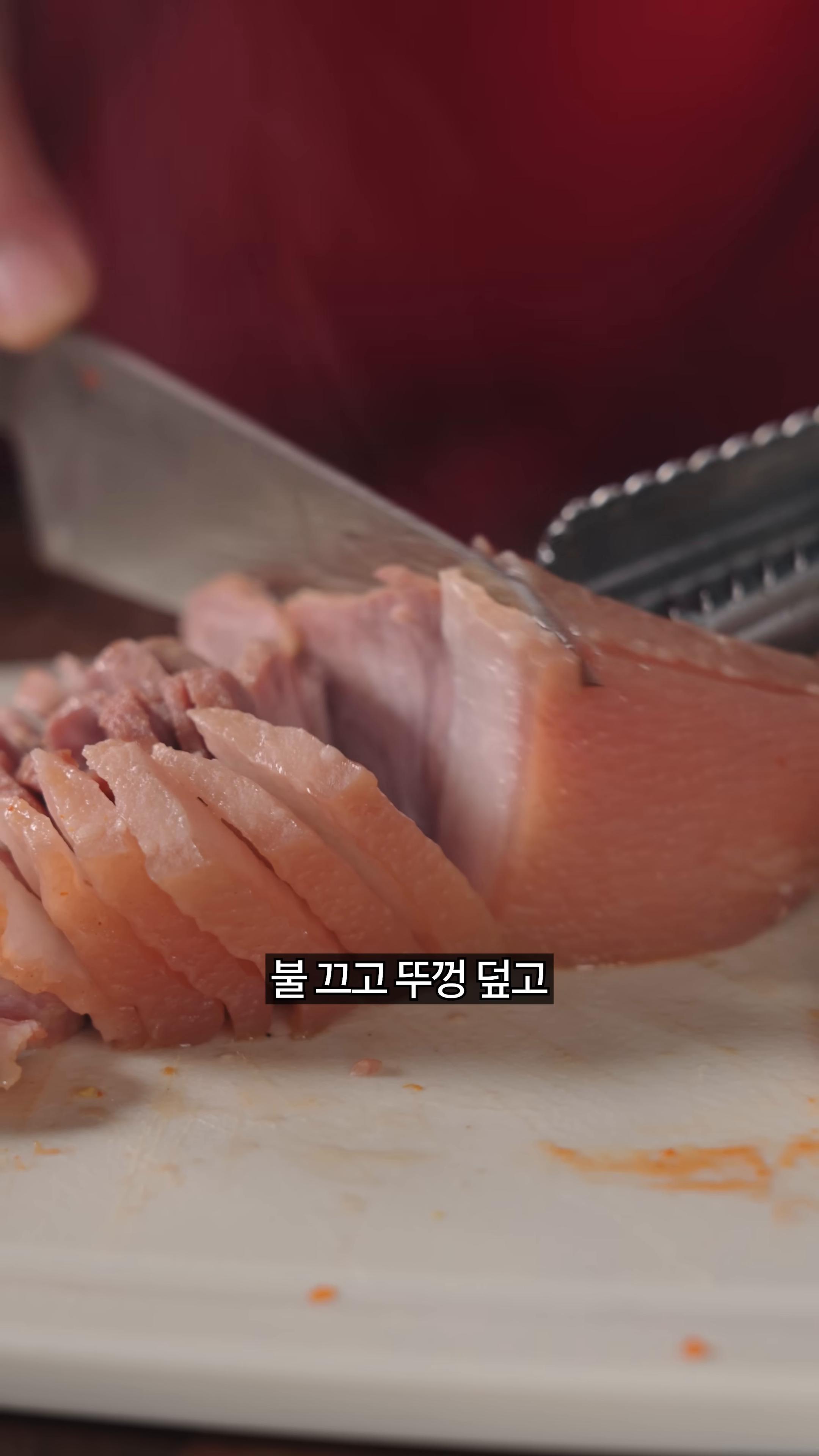 불을 끄고 뚜껑을 닫아 10분 정도 두어 고기를 부드럽게 만듭니다.