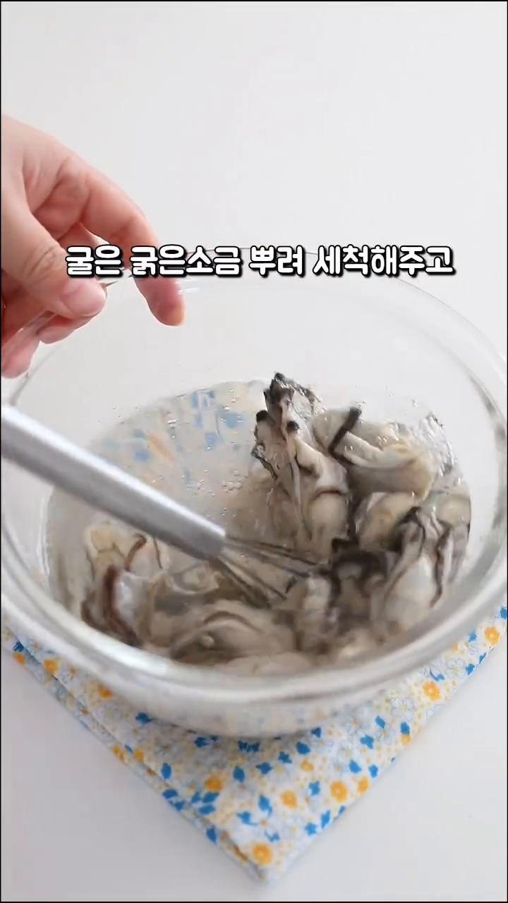 양파, 파프리카, 토마토를 잘게 다져 준비합니다.