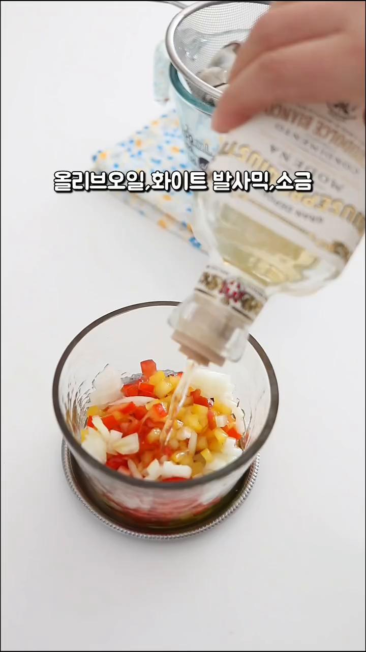 다진 채소에 올리브오일, 화이트 발사믹, 레몬즙, 소금, 후추를 넣어 드레싱을 만듭니다.