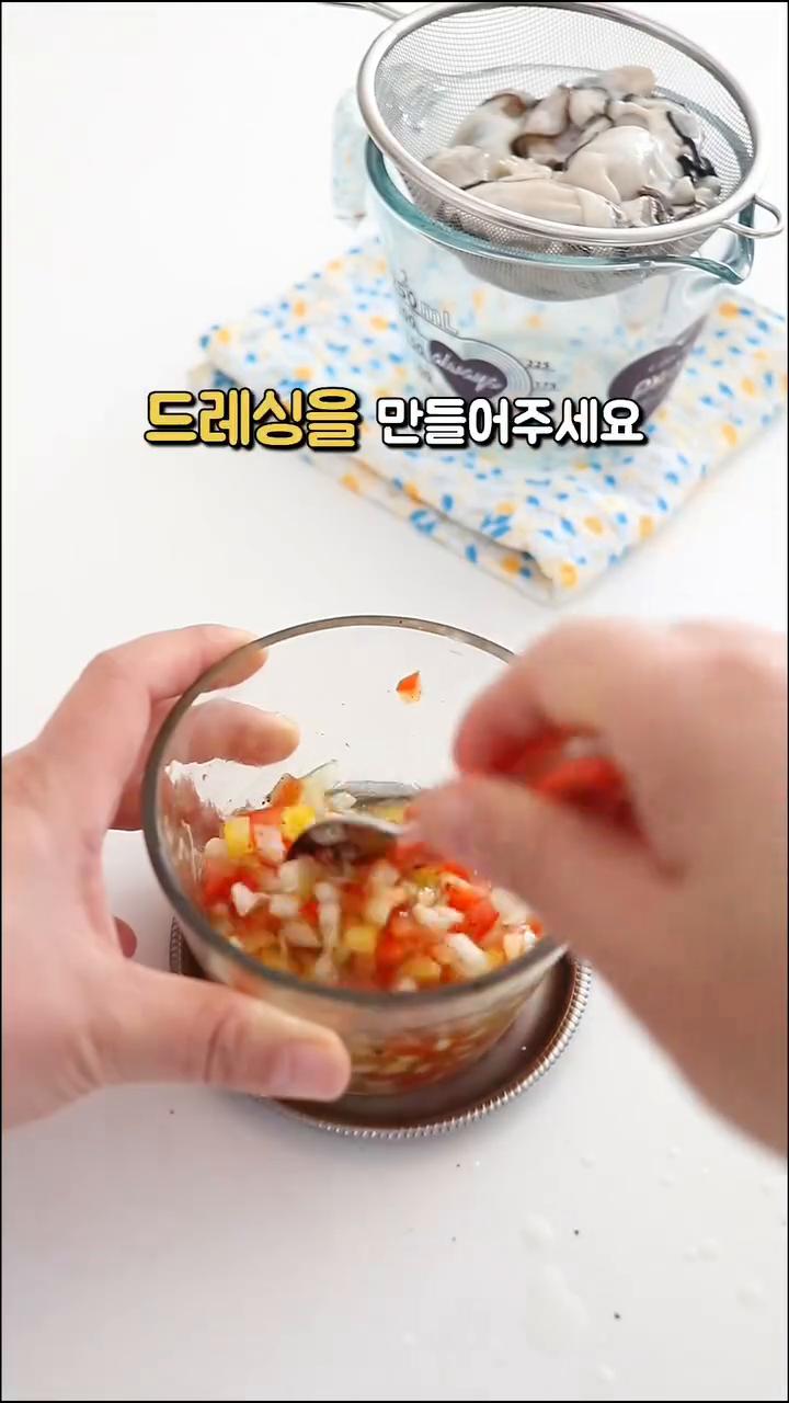 굴을 접시에 담아 드레싱을 얹어 5분간 절여주세요.