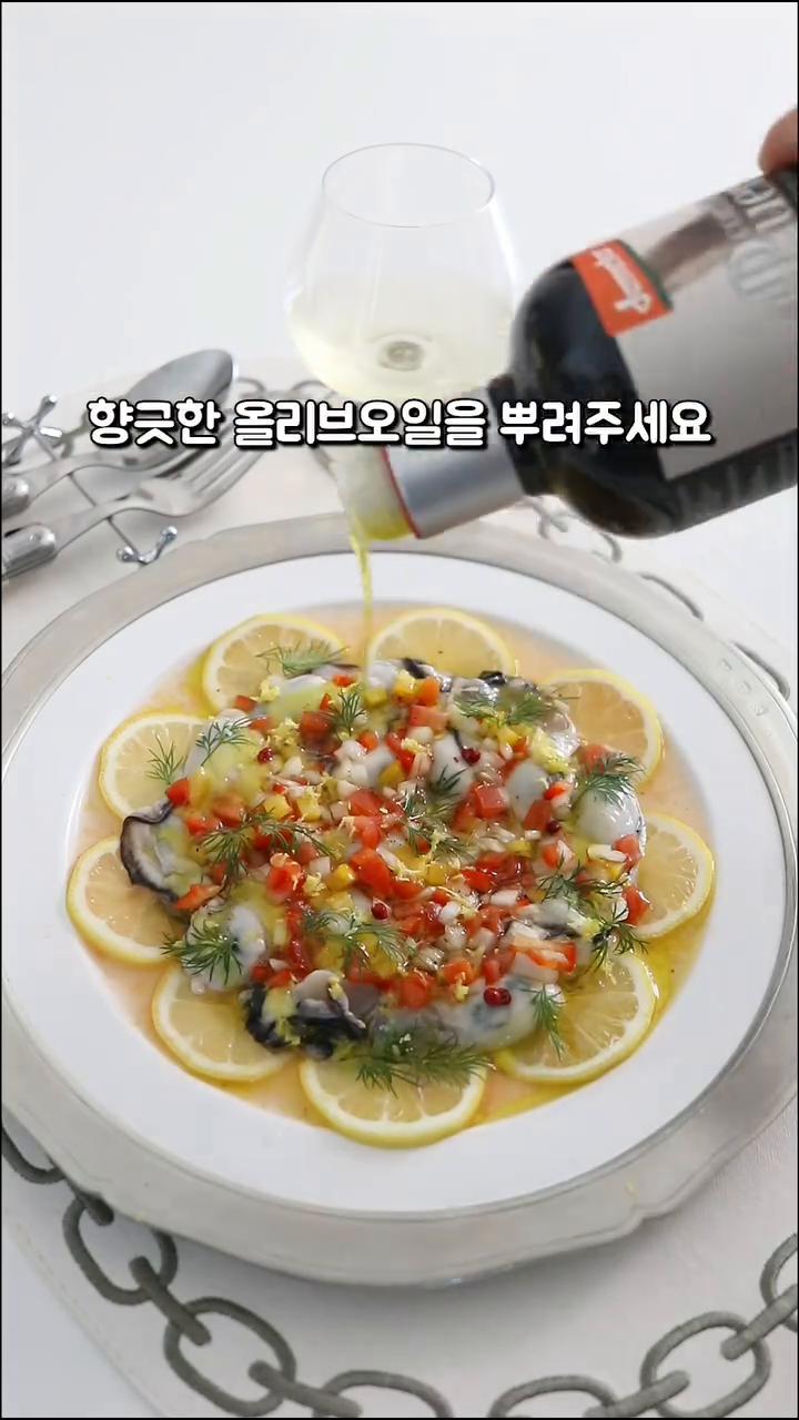 올리브오일을 한바퀴 뿌려주고 레몬 제스트를 얹습니다.