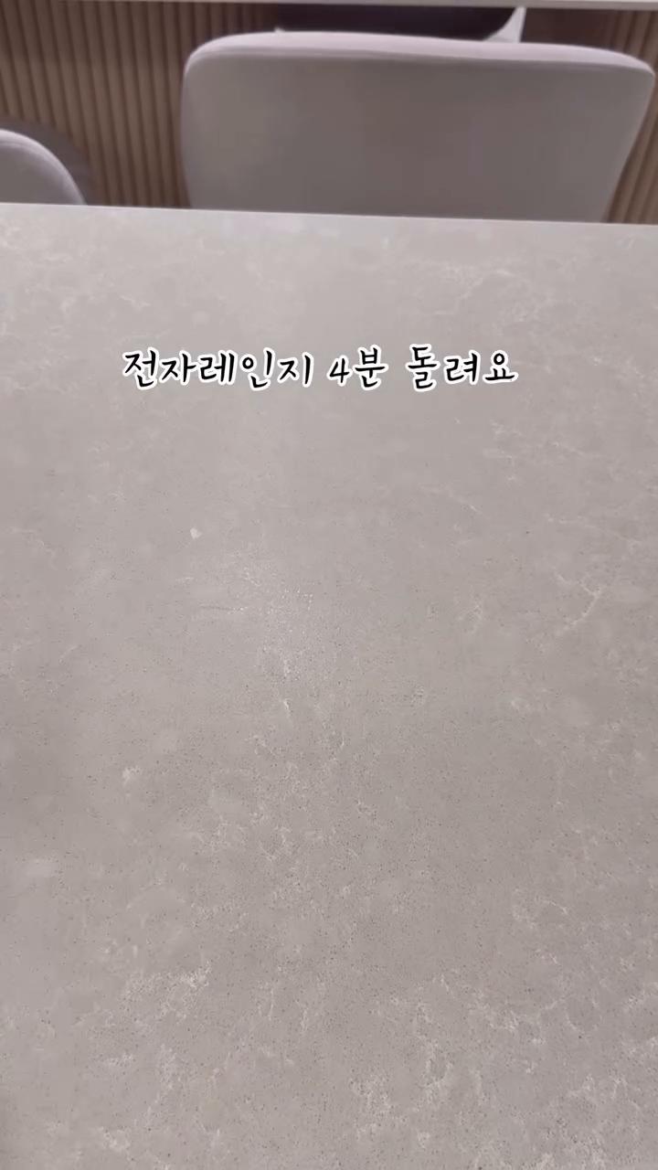 두부 반모, 참치 한 캔, 청양고추, 소금 넣고 섞어주세요.