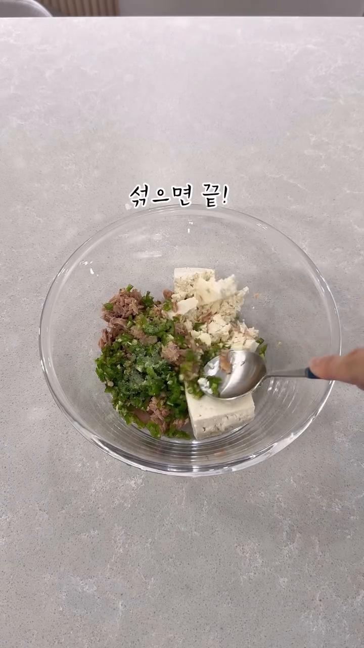 배추잎에 속 올려서 김밥처럼 돌돌 말아주고 계란 두 개 푼 달걀물에 충분히 적셔준 후 오일 두른 팬에 올려 노릇하게 구워주세요.