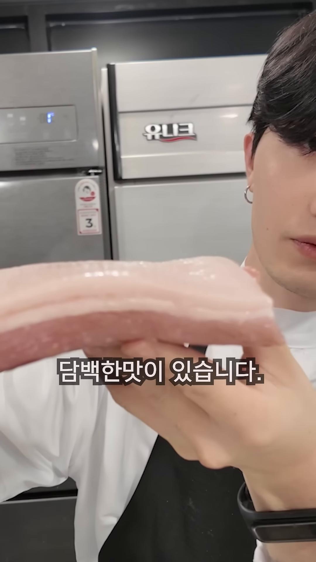 고기에 맛소금이나 다시다로 밑간하여 15분 정도 실온에 방치합니다.