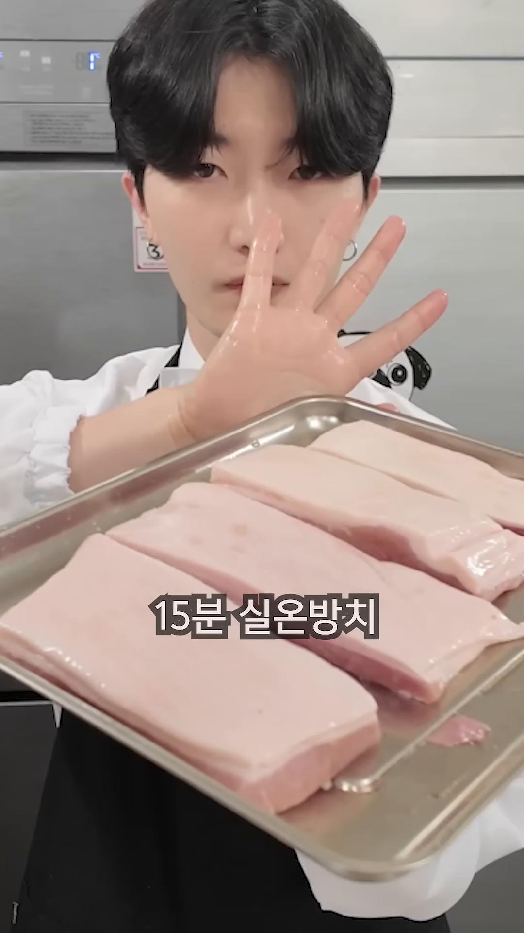 두꺼운 팬에 양파를 크게 썰어 바닥에 깔고, 밑간한 고기를 넣고 대파로 덮습니다.