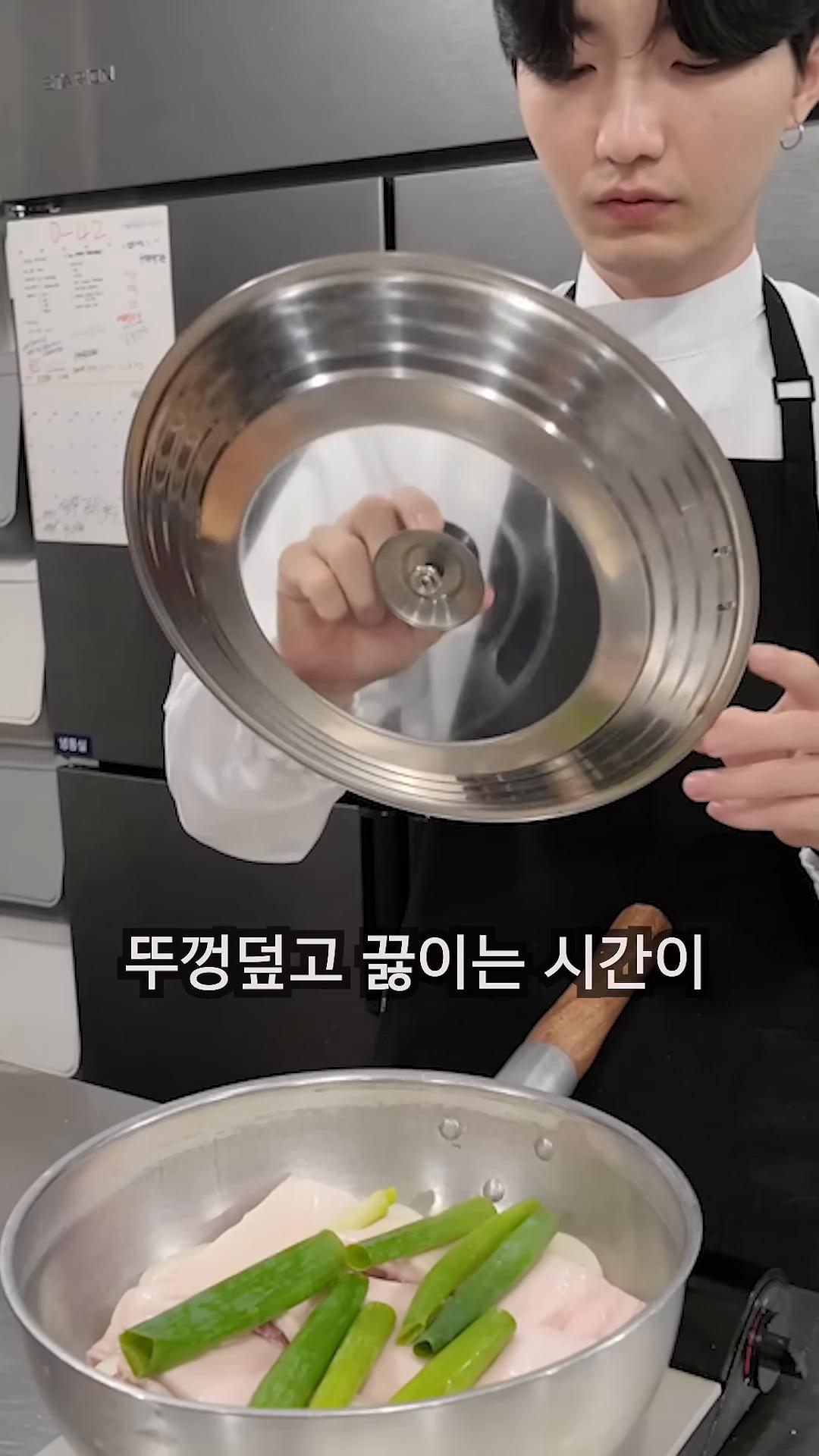 뚜껑을 덮고 1시간 30분 이상 끓입니다.