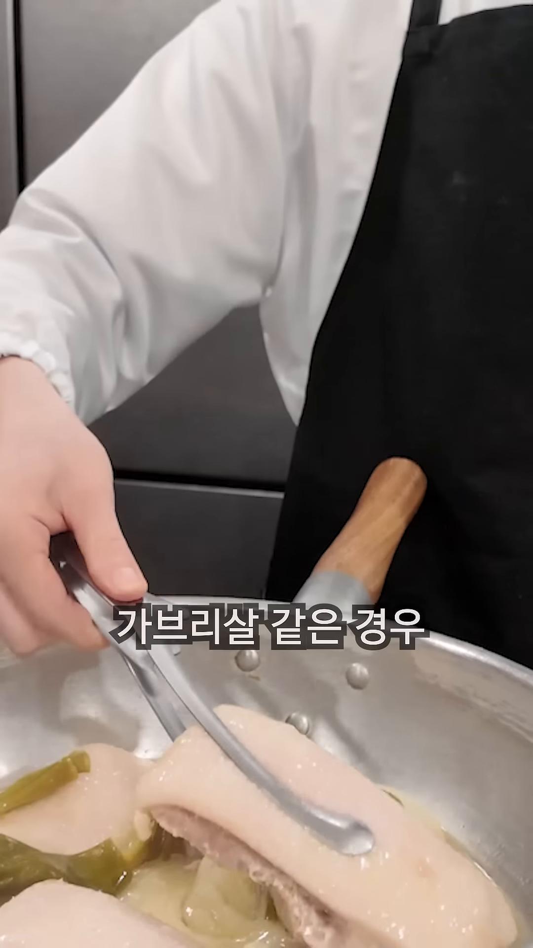 취향에 맞게 지방을 제거하고 얇게 썰어줍니다.