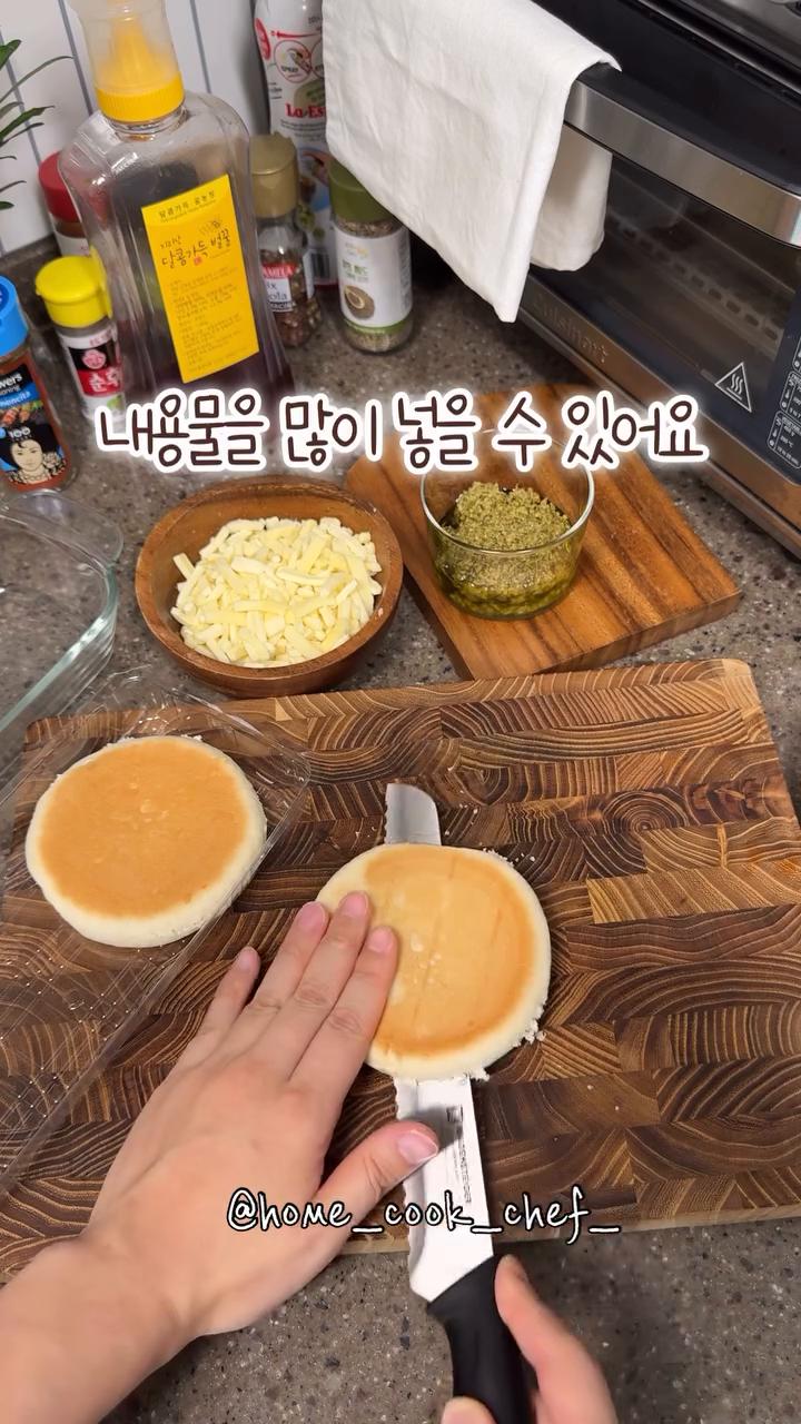 꾸러떡을 정확하게 반으로 잘라주세요.