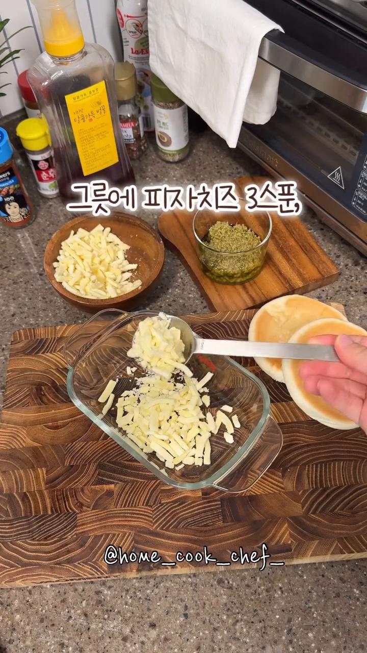 그릇에 피자치즈 3스푼, 바질페스토 1스푼, 꿀 1스푼을 넣고 섞어주세요.