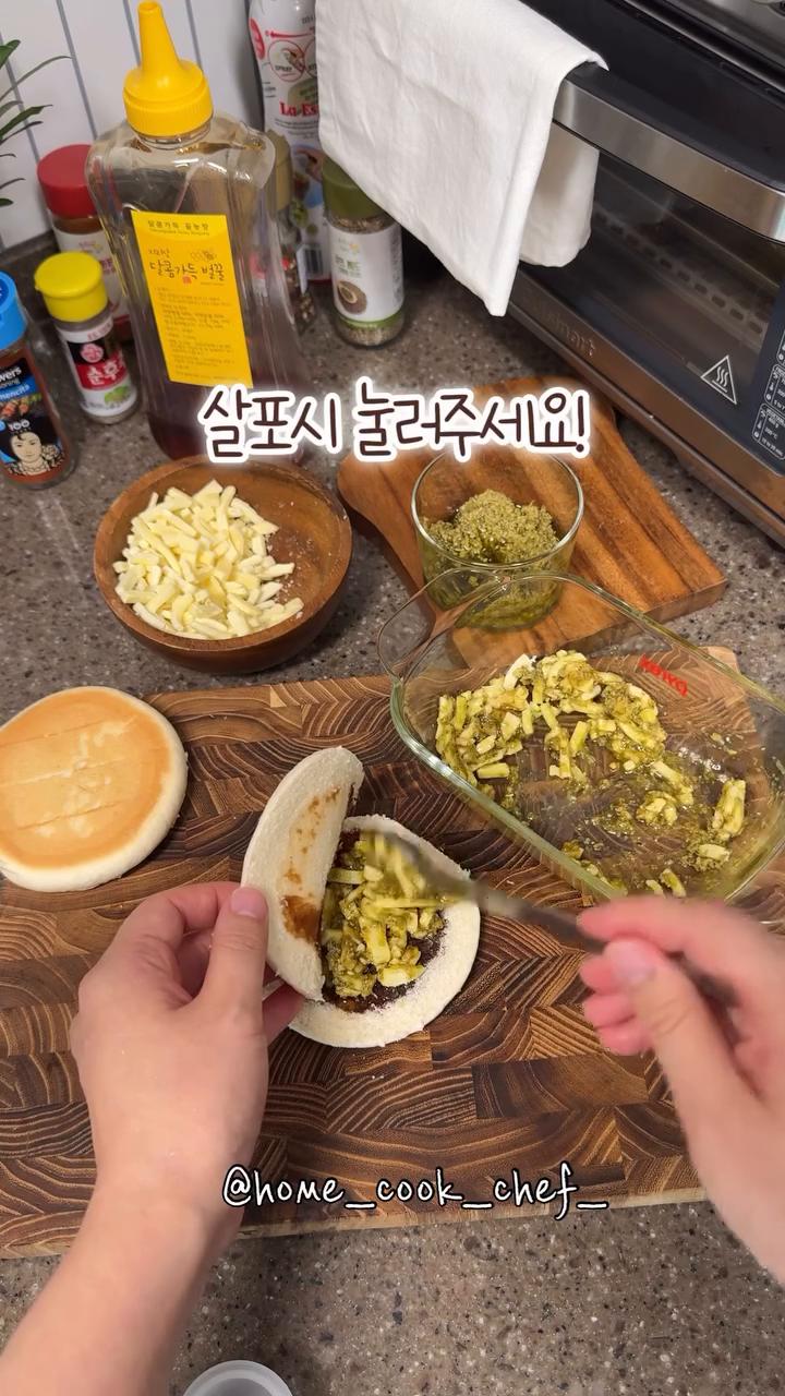호떡 가운데를 눌러서 속에 바질치즈를 넣고 살코시 눌러주세요.