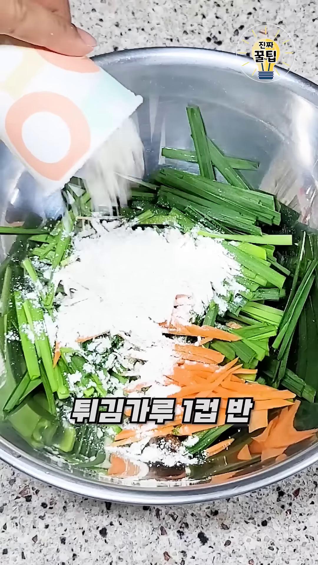 튀김가루 1.5컵과 물 1.5컵을 1대1 비율로 넣고 반죽을 잘 섞어줍니다. 취향에 따라 청양고추를 넣어줘도 좋습니다.