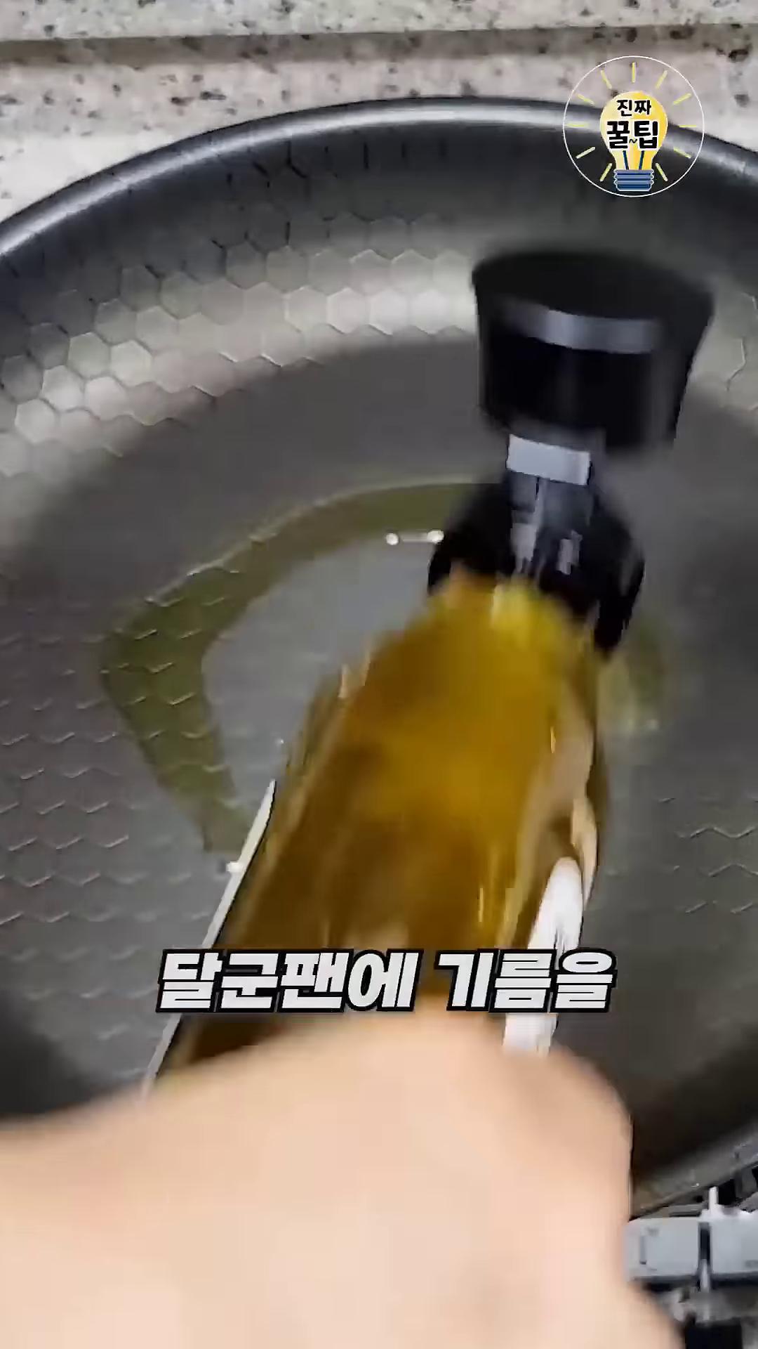 달군 팬에 기름을 넉넉히 두르고 반죽을 넓게 펴주세요.