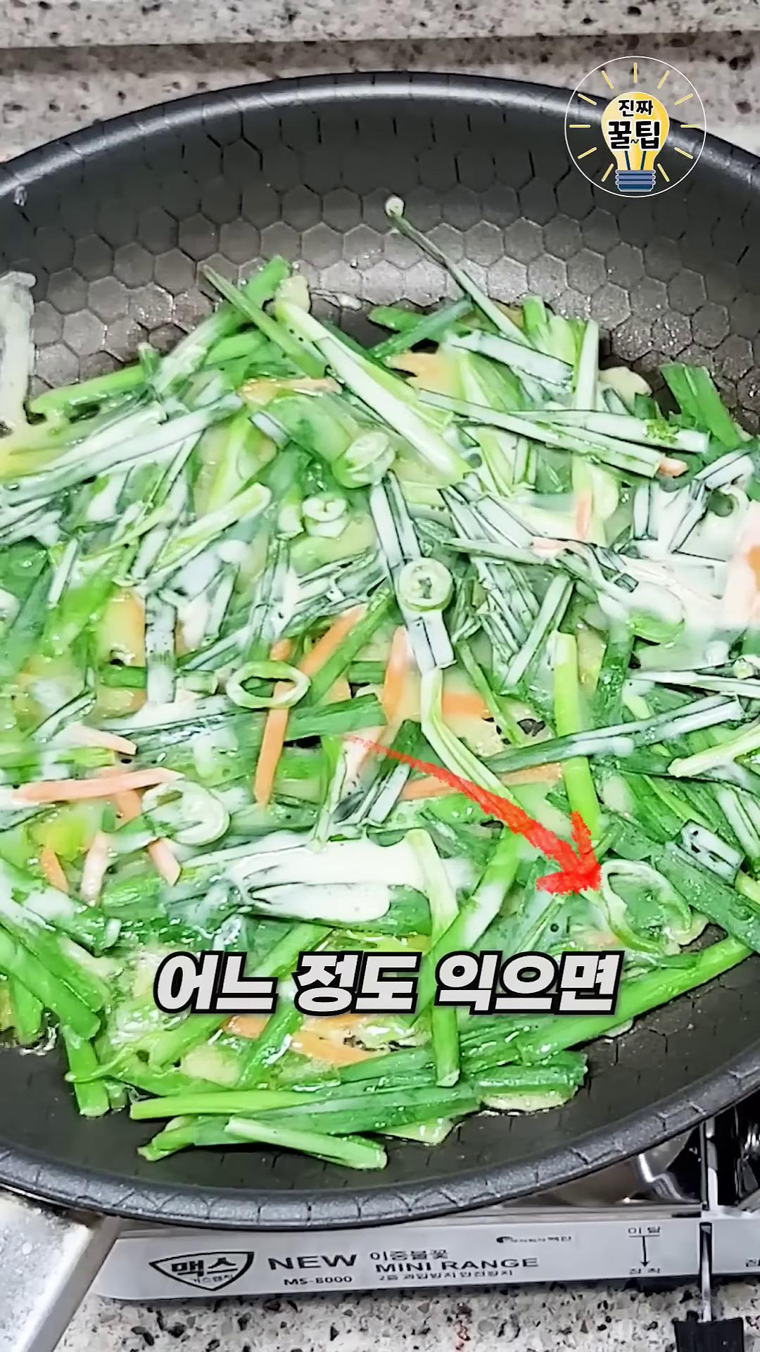 테두리 부분이 어느 정도 익으면 그때 전을 뒤집어주고 기름을 한번 더 둘러줍니다.