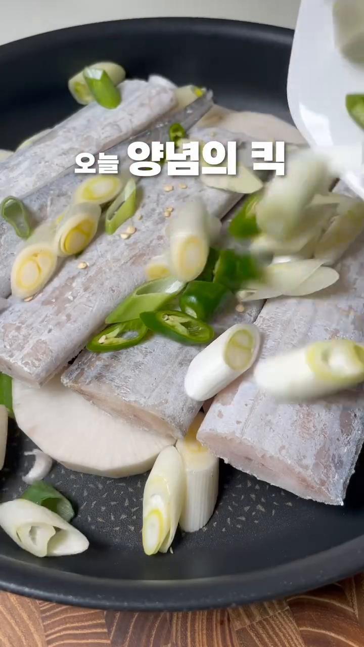 진간장 1/4컵을 넣고 고춧가루, 설탕, 맛술, 참치액, 올리고당, 다진마늘, 고추장을 넣어 양념을 만듭니다.