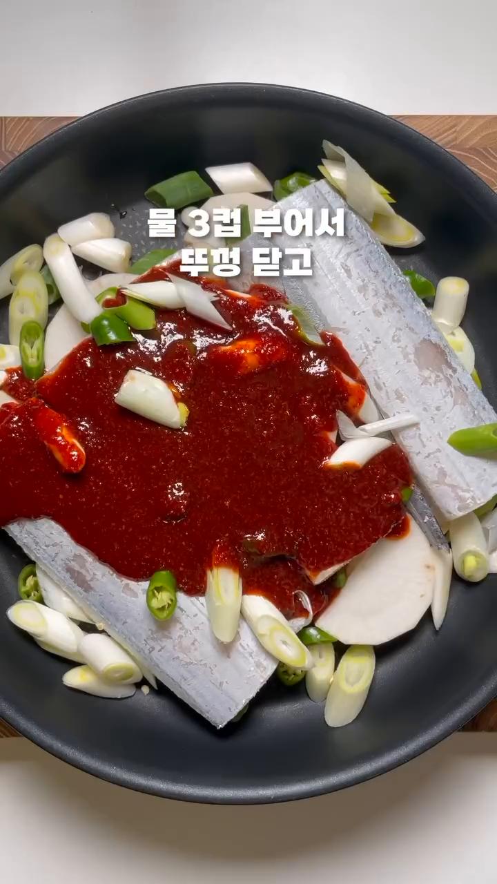 물 3컵을 부어 뚜껑을 닫고 15분간 끓입니다.