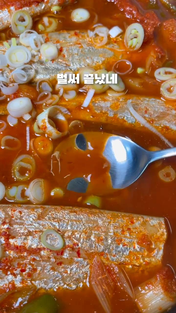 완성된 갈치조림의 국물을 한입 맛봅니다.