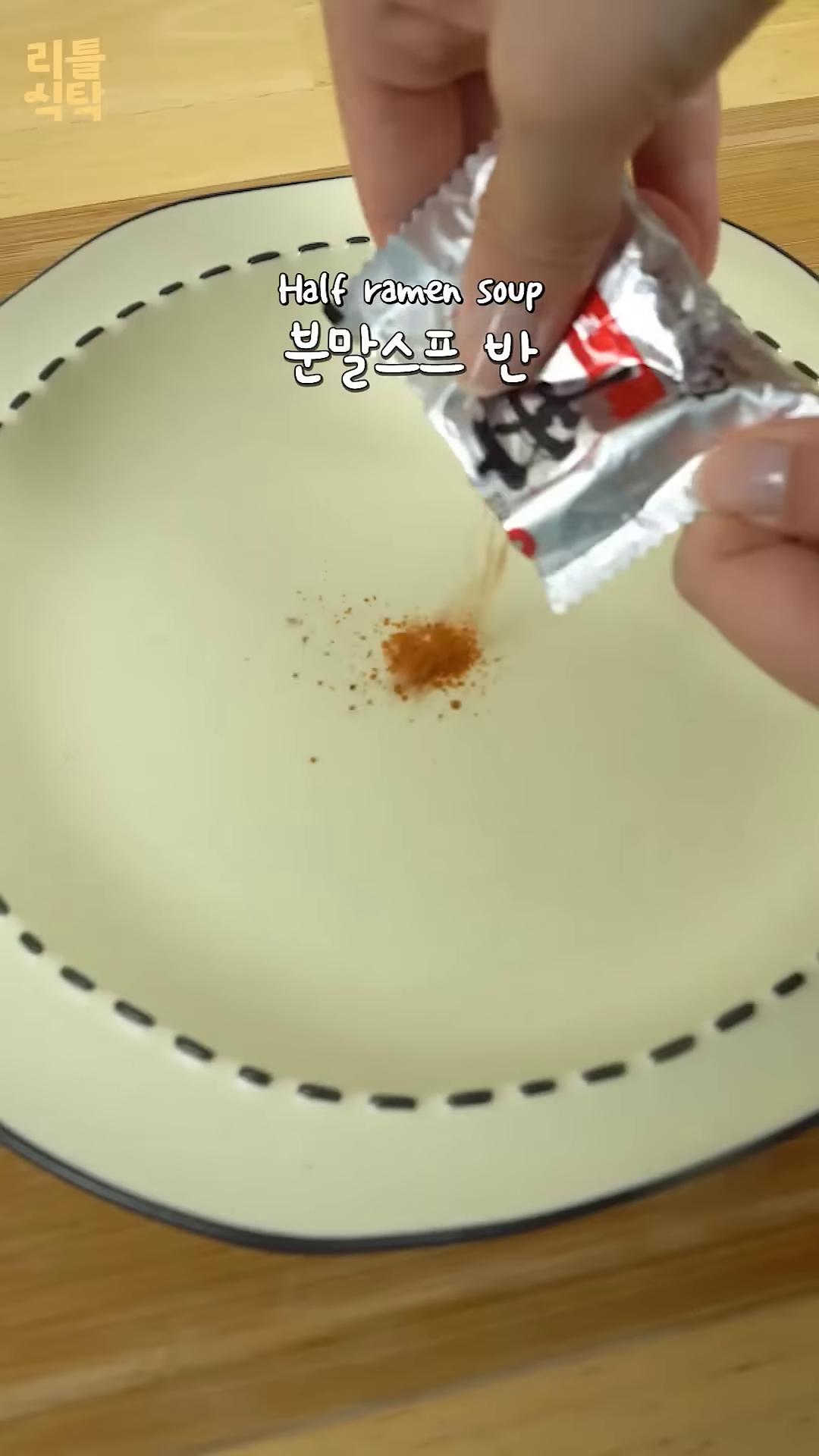 국말스프, 생간장, 알룰루스를 반 스푼씩 넣고 참기름과 통깨를 곱게 파 넣어 소스를 만듭니다.