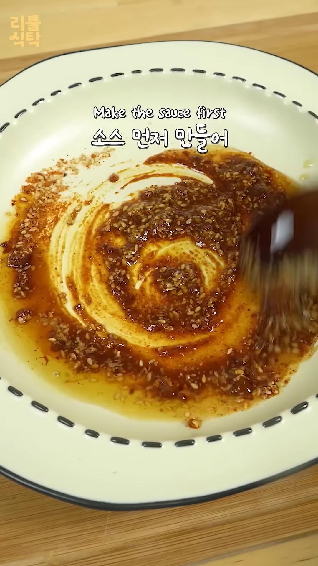 끓는 물에 면을 넣고 꼬들하게 익힙니다.