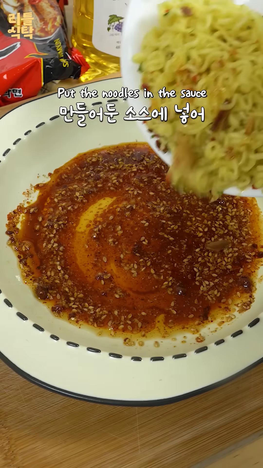 익힌 면을 만들어둔 소스에 넣고 잘 섞어줍니다.