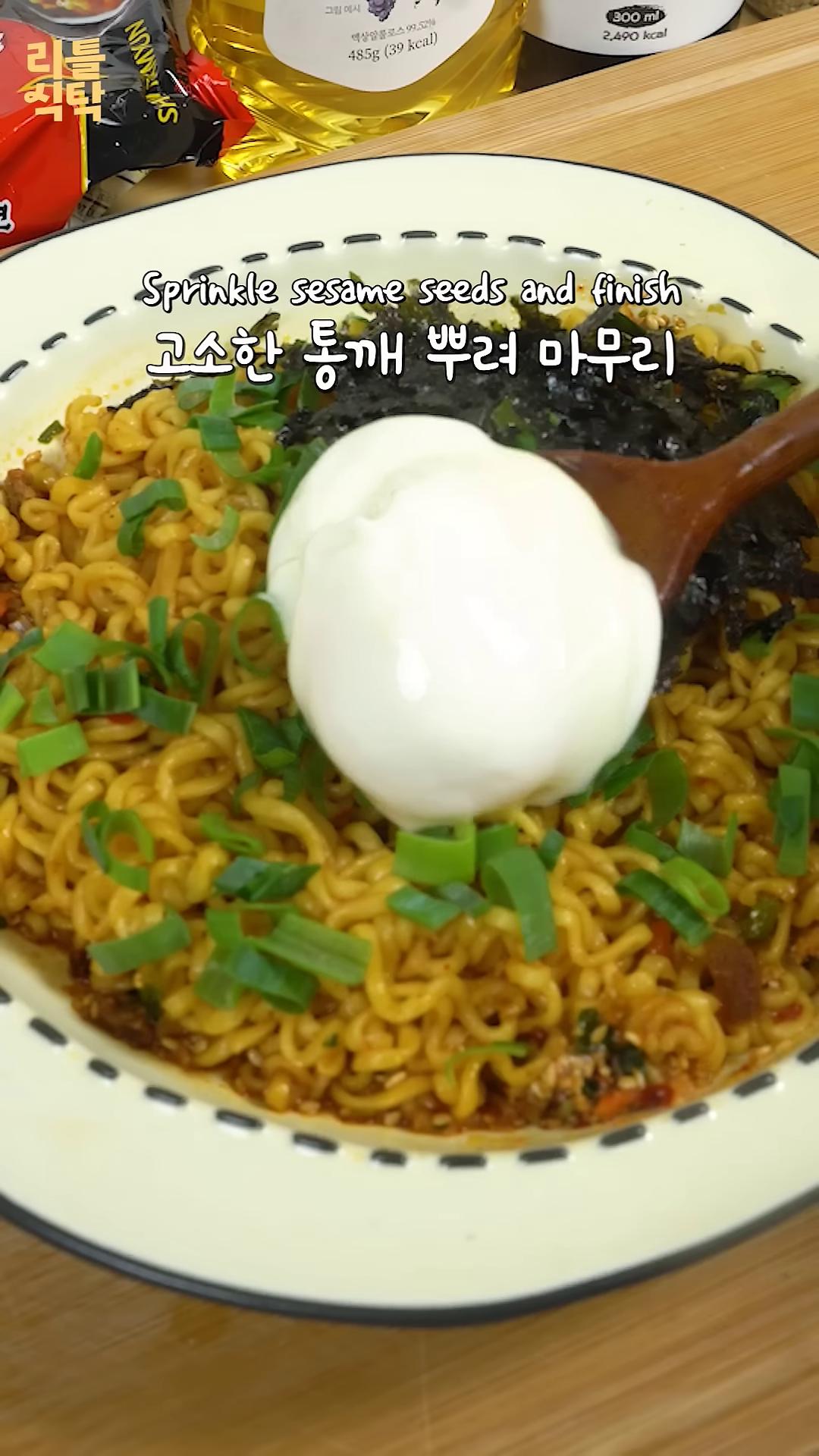 수란을 면 위에 올리고 고소한 통깨를 뿌려 마무리합니다.