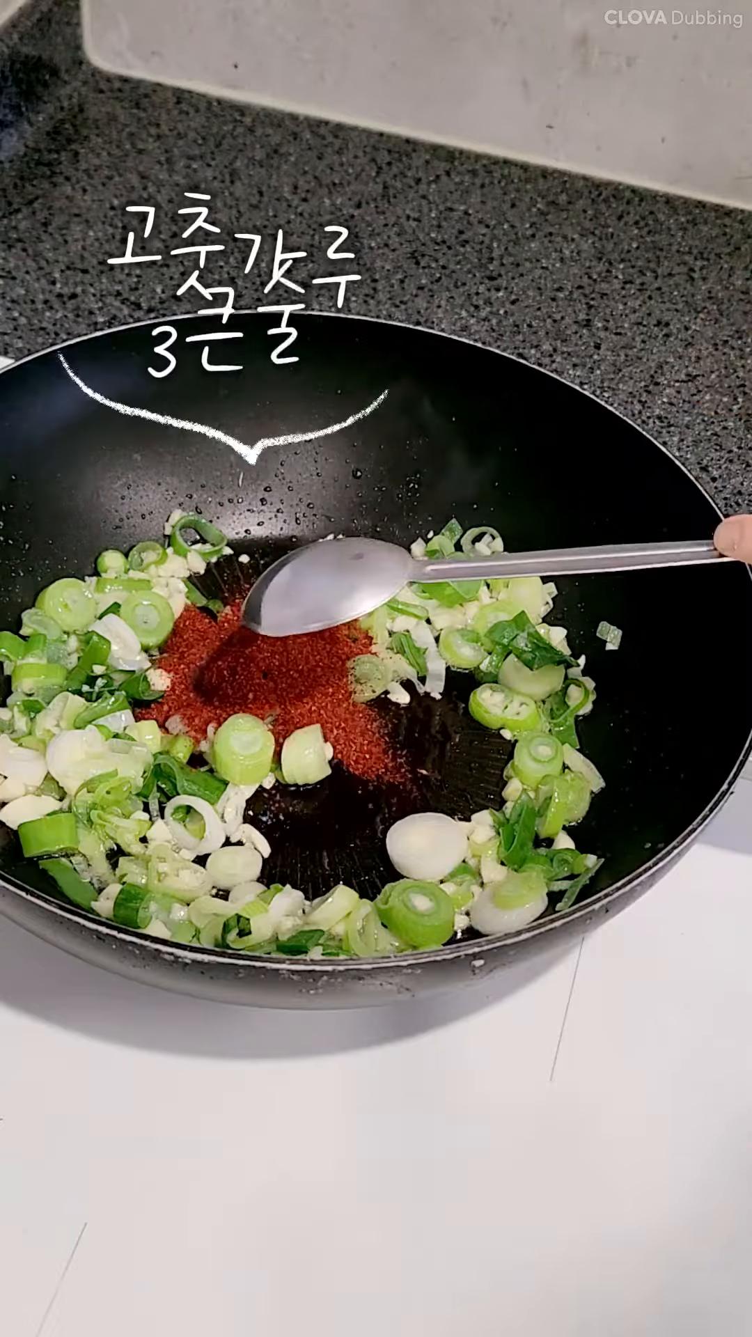 고춧가루와 다진 돼지고기를 넣고 섞습니다.