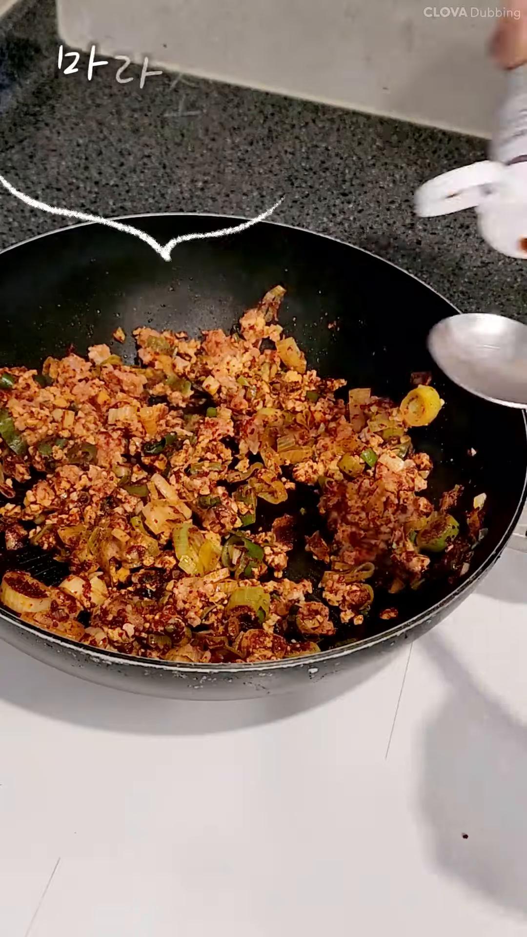 마라소스, 맛술, 양조간장, 마라장을 넣고 볶습니다.