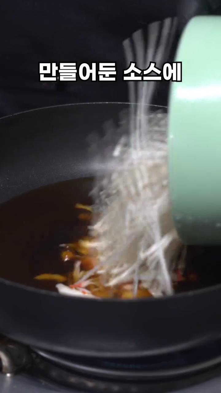 만들어진 소스에 팽이버섯, 크래미, 계란을 조금씩 넣으면서 잘 풀어줍니다.
