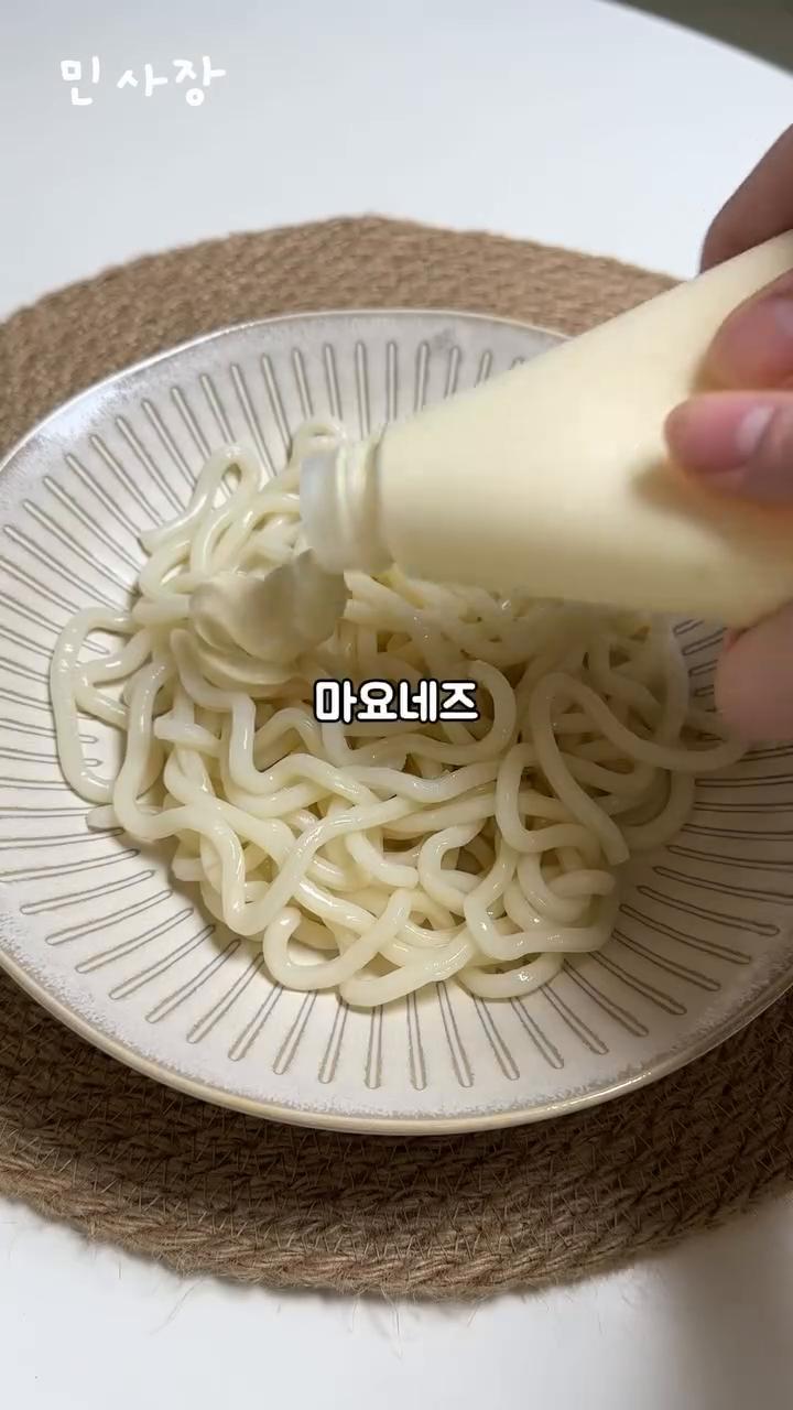 명란, 마요네즈, 쯔유, 참기름을 각각 1스푼씩 넣고 잘 비벼줍니다.