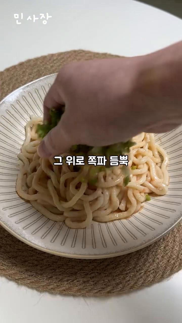쪽파와 김가루를 취향껏 올리고, 계란 노른자를 올려 마무리합니다.