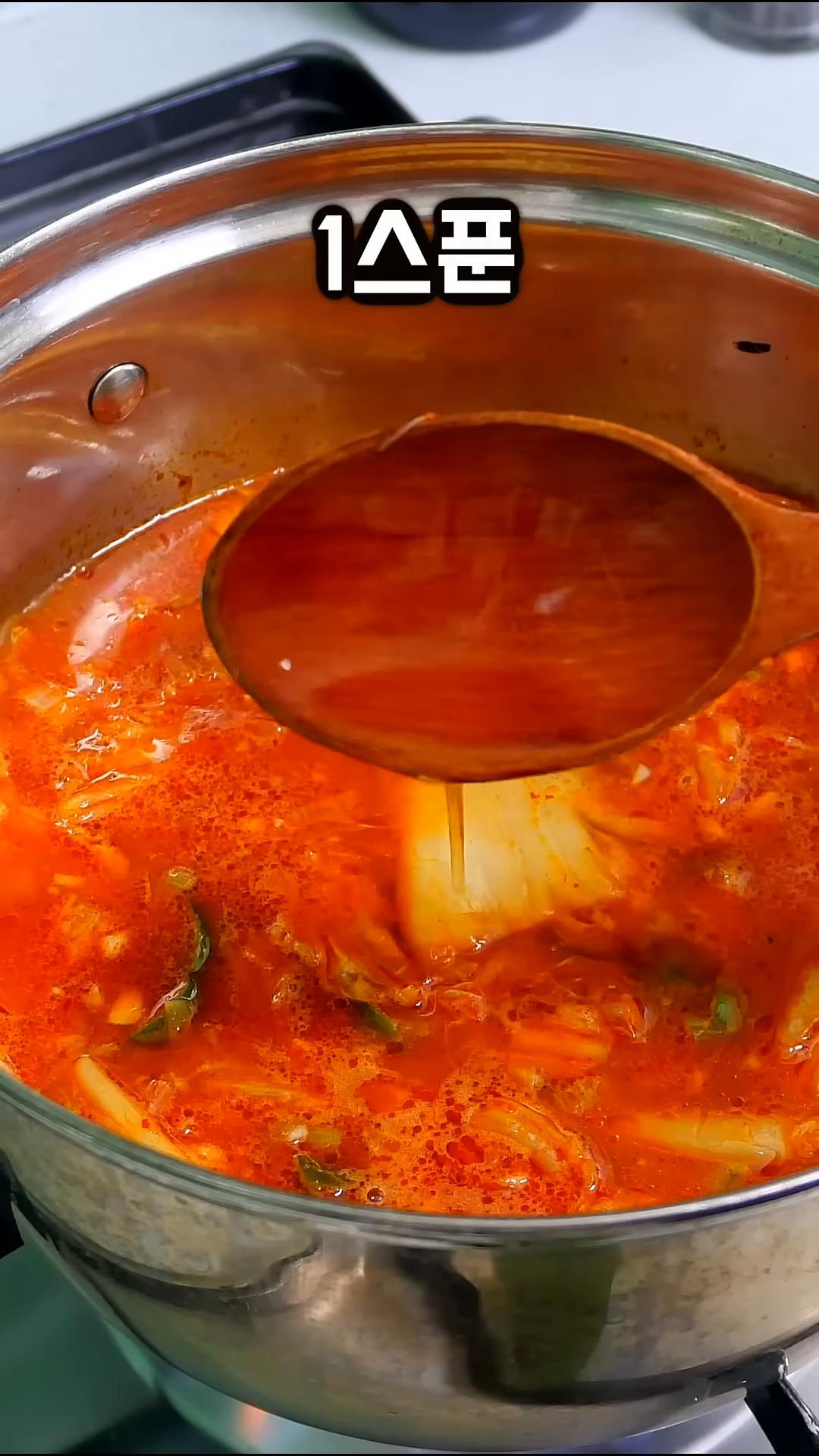 물 종이컵 2개, 캔 참치 85g 1캔, 다진마늘 1스푼, 국간장 2스푼, 참치액 1스푼을 넣고 한소끔 끓여주세요.