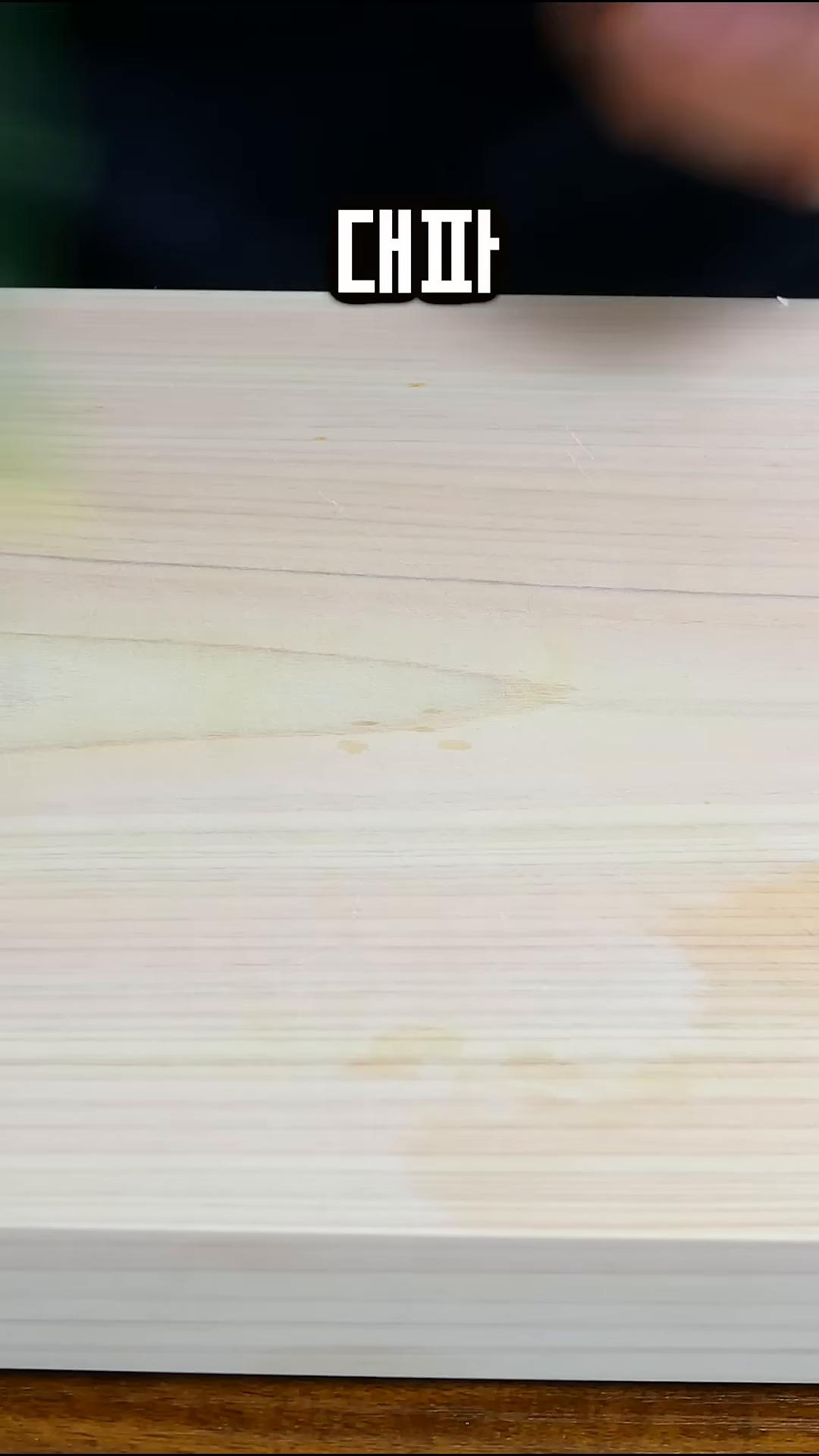 청양고추를 넣고 한소끔 더 끓여 마무리해주면 참치 김치찌개 완성입니다.