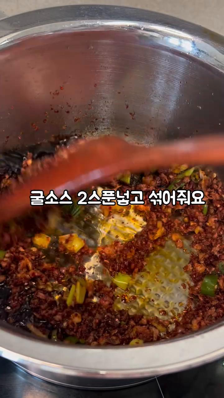 굴소스 2스푼을 넣고 재료와 잘 섞어줍니다.