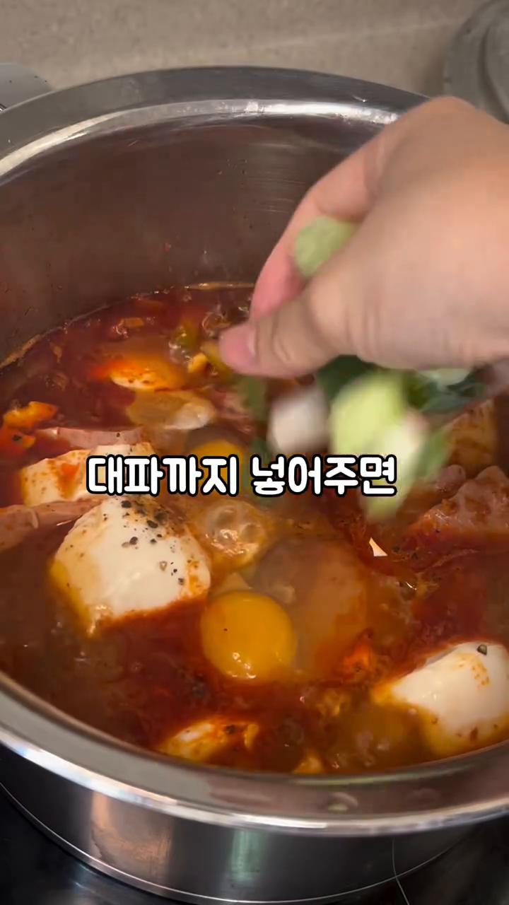 순두부와 스팸을 넣고 후추를 톡톡 뿌린 후 계란 2알과 대파를 넣어줍니다.