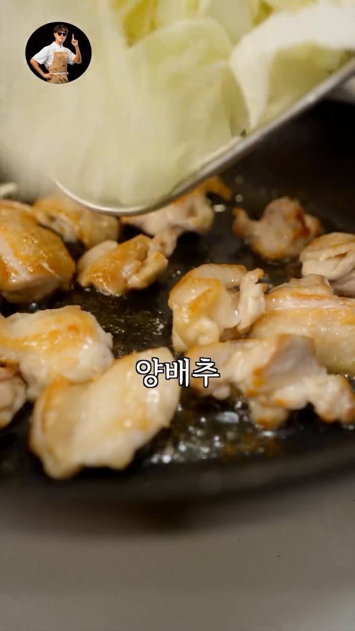 양배추, 양파, 고추를 넣고 볶습니다.