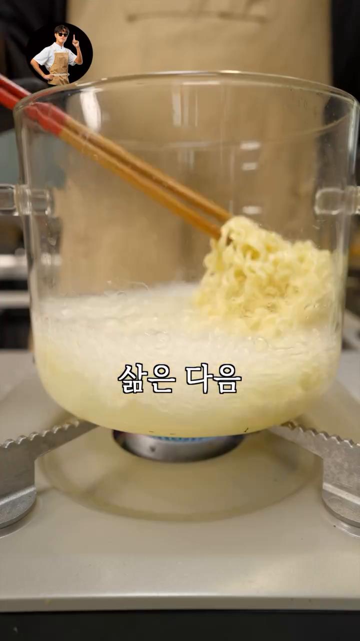 약불로 버터를 녹이고 파를 살짝 볶습니다.