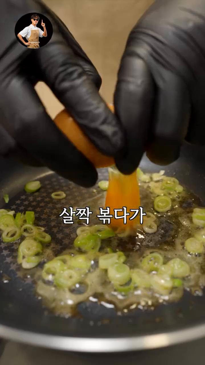 계란 두 개를 휘저어 간장 한 스푼을 넣습니다.